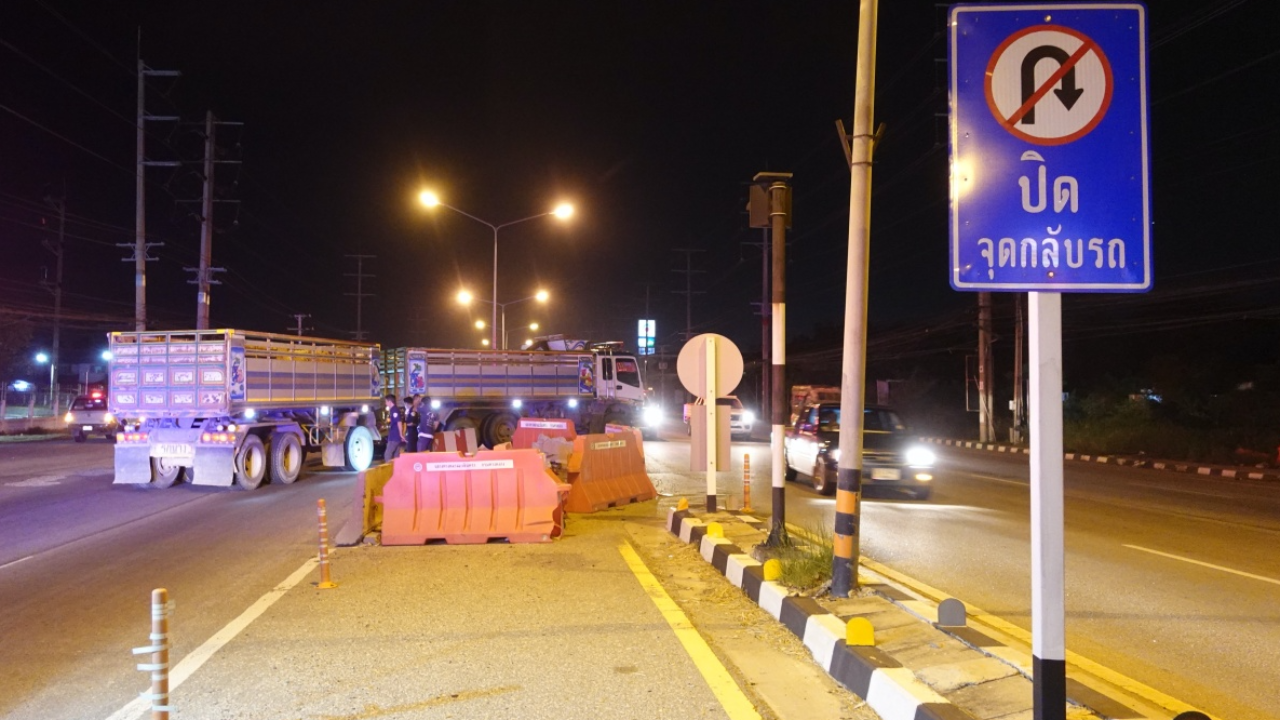 รถพ่วงลักไก่ยูเทิร์นจุดห้ามกลับ บิ๊กไบค์มาเร็วพุ่งชนบาดเจ็บ