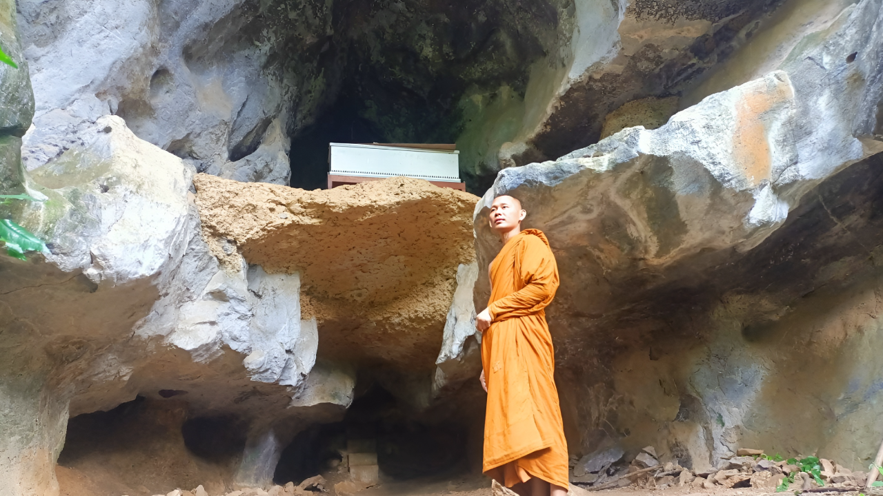 เจ้าอาวาส เฉลยสาเหตุ หลังคนฮือฮาพบโลงศพตั้งตระหง่านบนวัดถ้ำเขาวง