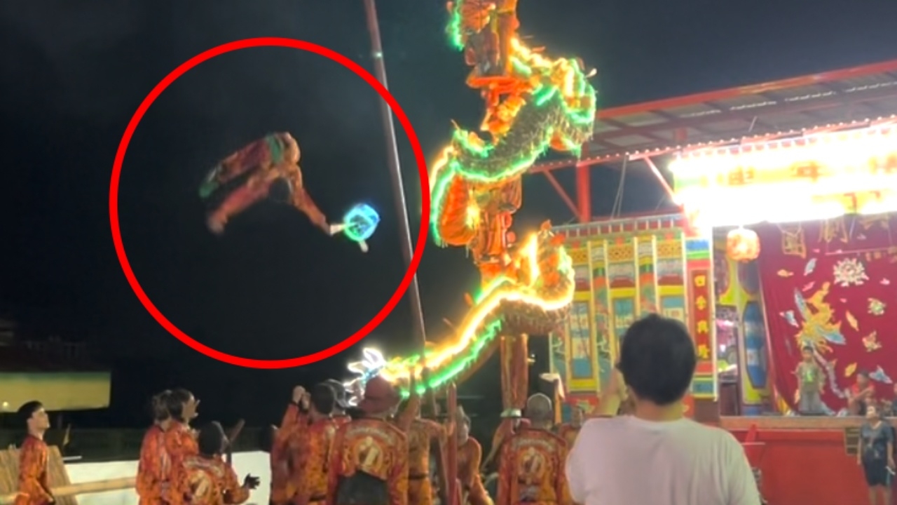 กรี๊ดลั่น เด็กคณะเชิดสิงโต พลัดร่วงจากเสา หัวกระแทกพื้น (คลิป)