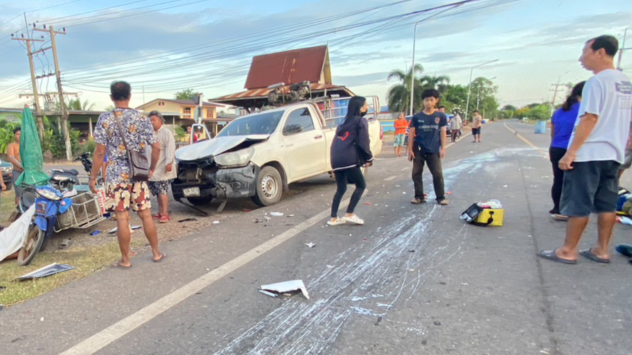 ลุงป้าขายขนมครกเลี้ยวซาเล้งเข้าตลาด โดนชนแป้งกระจาย ดับ 1 สาหัส 1 