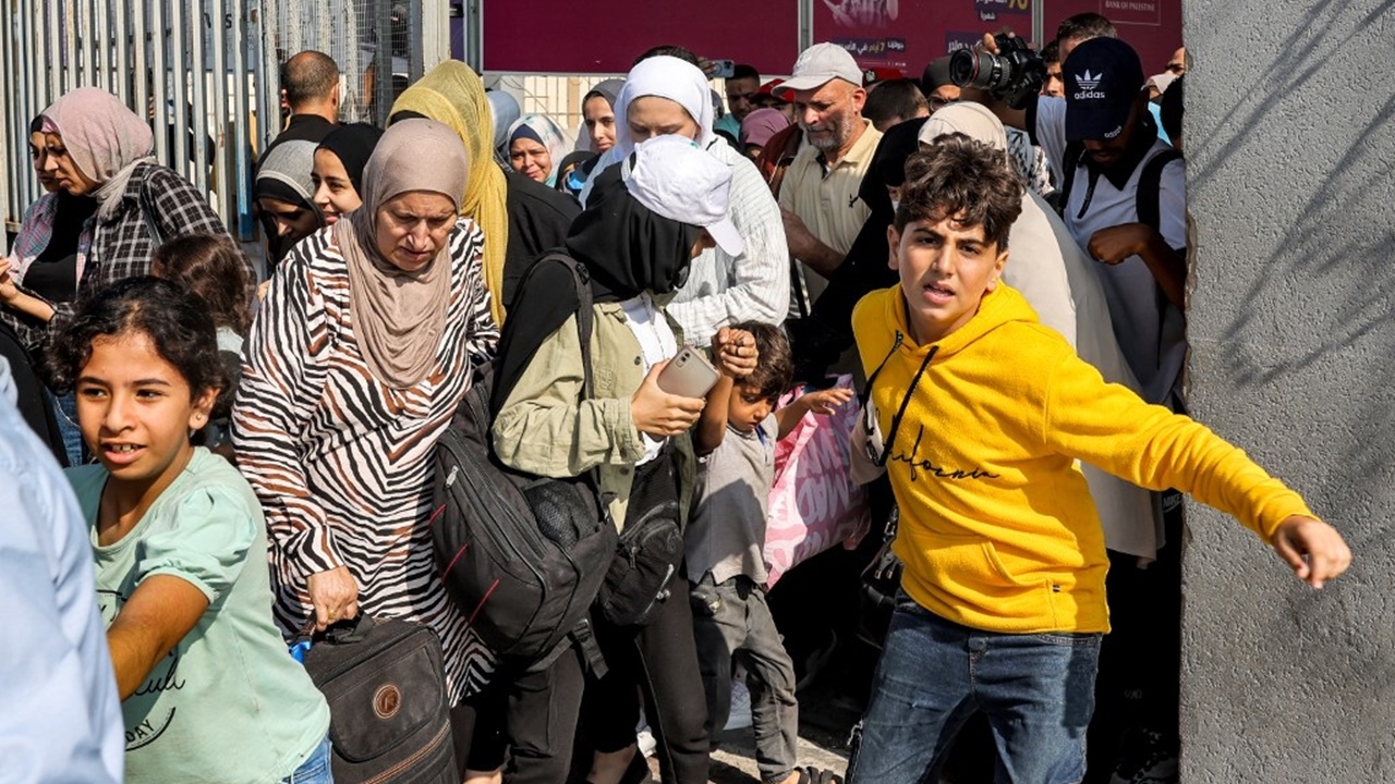 ชาวปาเลสไตน์-ต่างชาติกลุ่มแรก อพยพจากกาซาแล้ว หลังอียิปต์ยอมเปิดพรมแดน