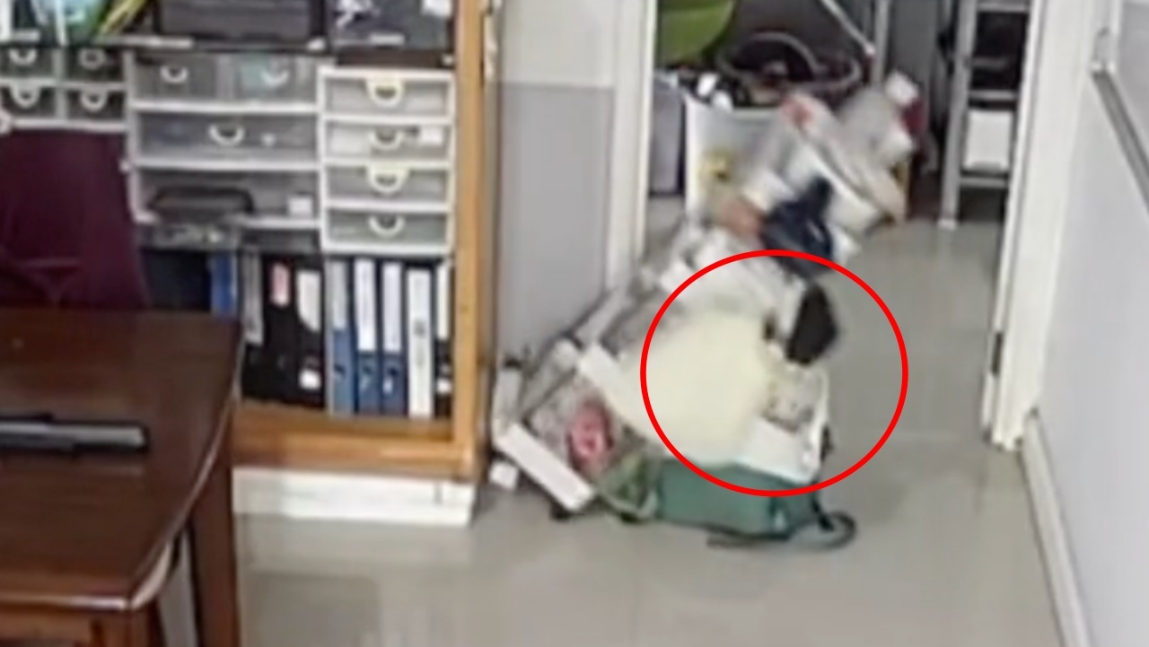 นาทีชั้นวางของล้มทับลูกน้อย นั่งเล่นอยู่บนเก้าอี้ แม่รีบช่วยอย่างไว (คลิป)