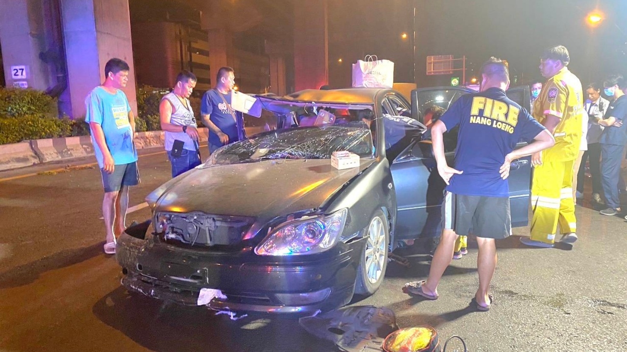 นิสิตสาว ป.โท จุฬาฯ ขับเก๋งเสียหลักชนตอม่อสะพานดับ ตำรวจคาดหลับใน