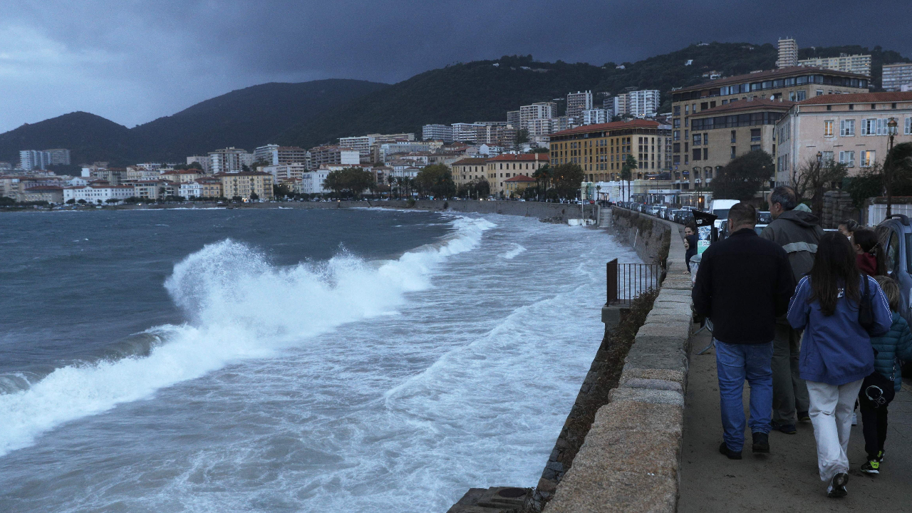 Storm "Kiran" The strikes hit the border areas of Europe, causing floods and strong winds that killed at least 6 people.