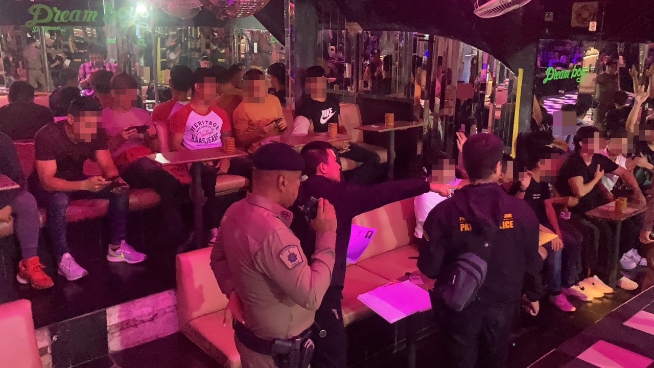 ตำรวจพัทยา บุกจับบาร์โฮสต์ ลักลอบเล่นเต๋าปั่น คืนฮาโลวีน เจอต่างด้าวทำงานเพียบ 