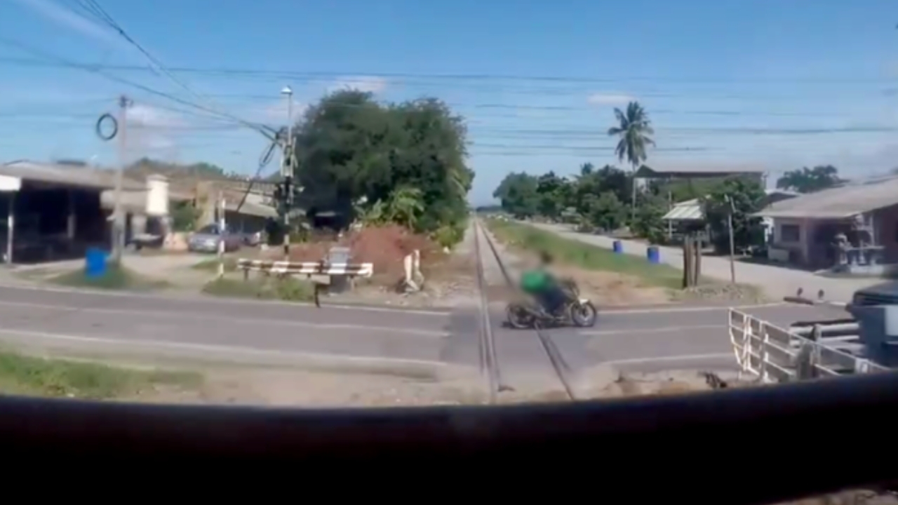 หวาดเสียว เปิดนาทีชีวิต ไรเดอร์ขี่รถฝ่าราวกั้น ตัดหน้ารถไฟกระชั้นชิด (คลิป)