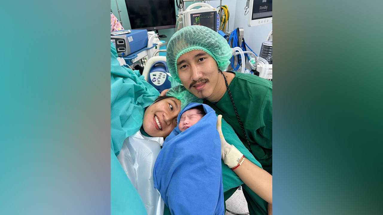 นักร้องหนุ่มอินดี้ขึ้นแท่นคุณพ่อป้ายแดง ยิ้มแก้มปริ ภรรยาคลอดลูกสาวคนแรก 