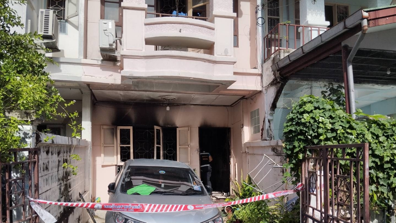 "คลอก 1 ศพ" ไฟไหม้ทาวน์เฮาส์ 2 ชั้น ต้นเพลิงชั้นล่าง เผาชั้นบนวอดทั้งหลัง