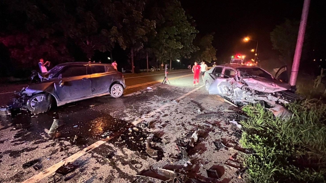 รถเก๋งตำรวจบวกรถเก๋งชาวบ้าน ชนกันตรงทางโค้ง ดับ 3 สาหัส 1 