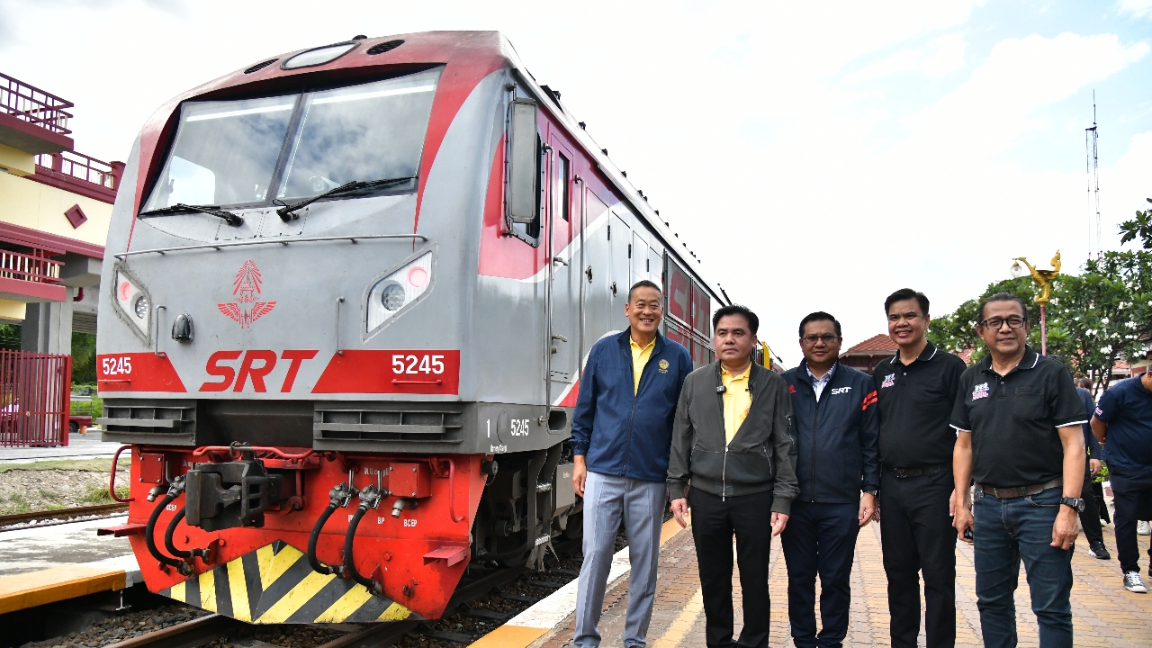 นายกฯ ตรวจรถไฟทางคู่หัวหิน ชื่นชมขบวน SRT Royal Blossom ปรับปรุงได้สวย