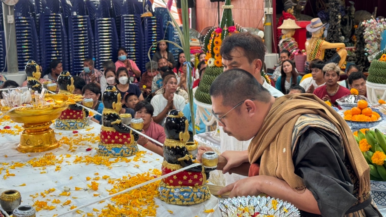 แห่ร่วมพิธีเทวาภิเษก กุมารทองเจ้าสัวเฮง ส่องป้ายแดง สาวได้โชคกว่า 2 ล้าน