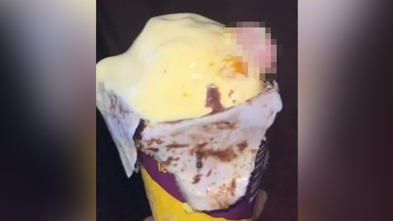 สยอง ชายอินเดียสั่งไอศกรีมโคนมากินที่บ้าน กัดไปเจอนิ้วคน (คลิป)