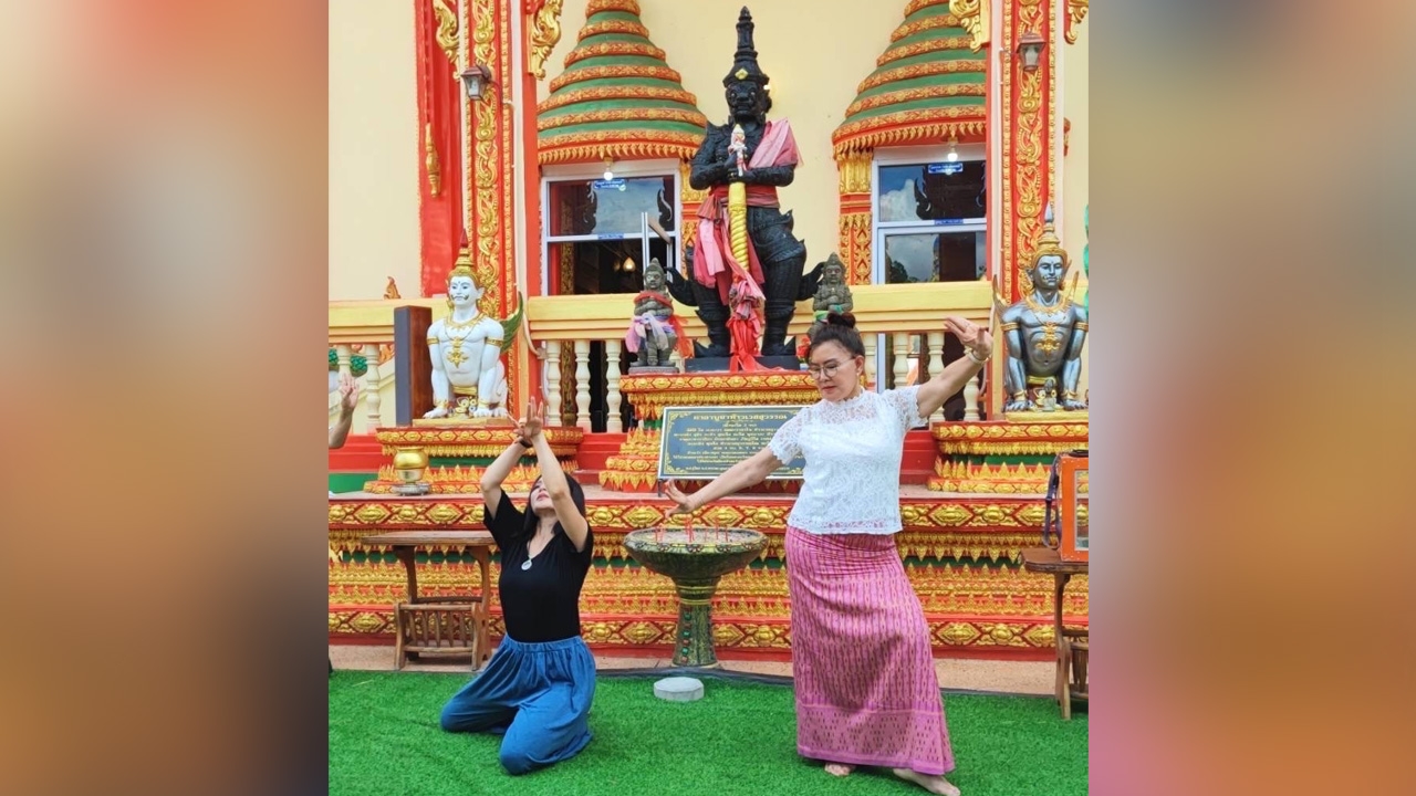ขนลุก นักร้องดัง ควงคุณแม่ อาบน้ำมนต์สะเดาะเคราะห์ เผยปาฏิหาริย์พระแม่ธรณี