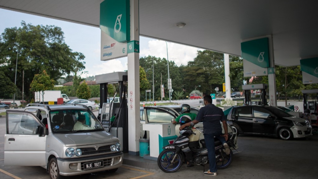 ดีเซลราคาพุ่ง 56% หลังรัฐบาลมาเลเซียปรับลดเงินอุดหนุนกองทุนน้ำมันที่ดำเนินมาหลายทศวรรษ