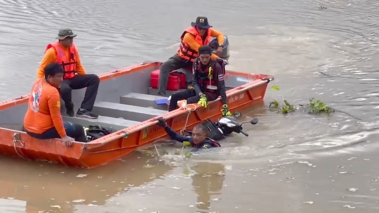 ขึ้นมาแล้ว 4 คัน เหตุที่จอดรถ ร.ร.พังลงเจ้าพระยา เจ้าของครวญซ่อมเอง