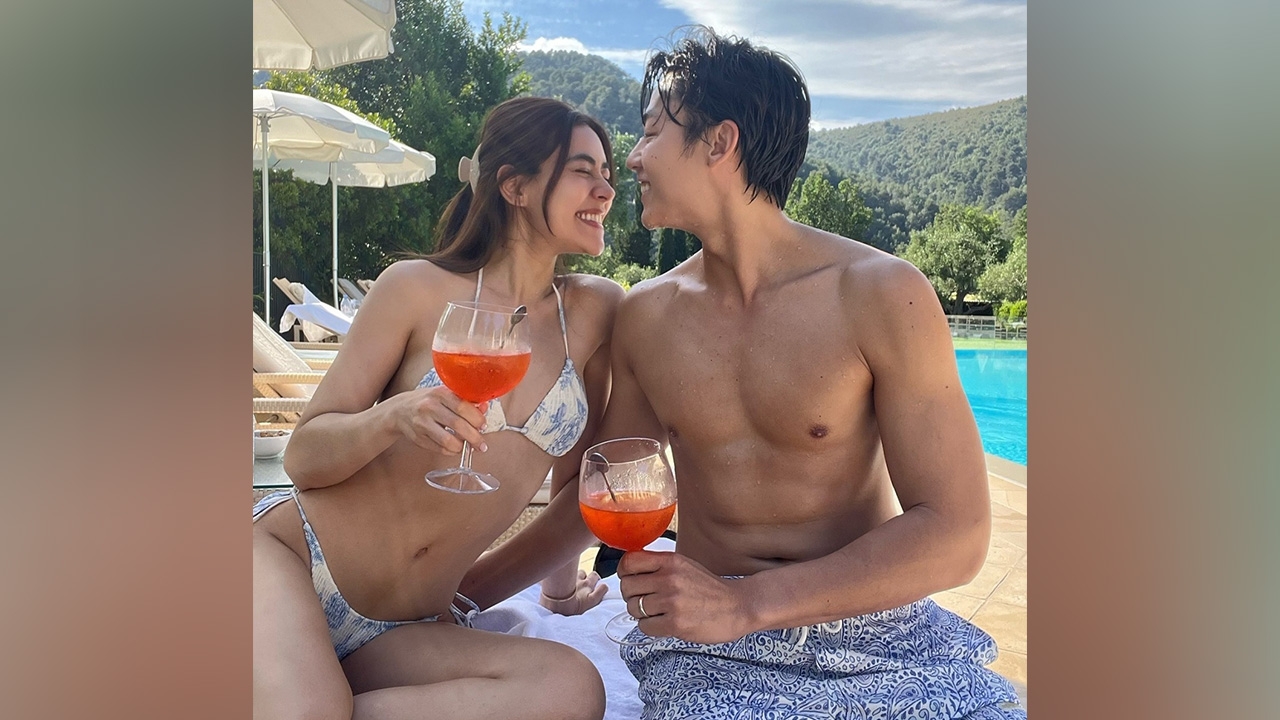 One of the posts is very touching, Mak Kim's honeymoon never stops being sweet.  But people are flocking to focus on their abdominal muscles. 