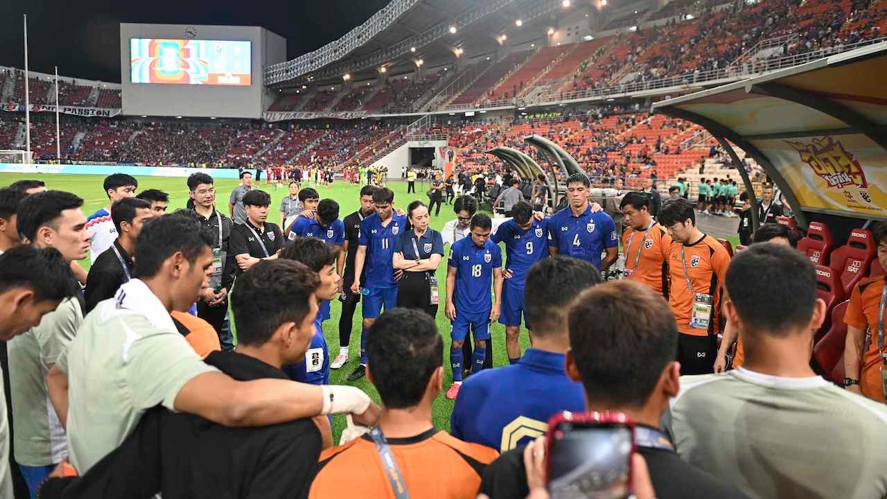 ตกรอบยังไม่พอ "ทีมชาติไทย" เจอข่าวร้ายซ้ำสอง หลังร่วงคัดบอลโลก 2026
