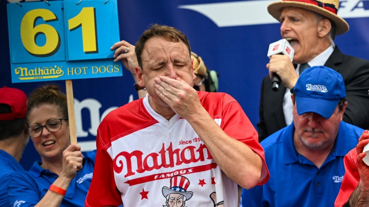 จอมเขมือบ "โจอี้ เชสต์นัท" แชมป์กินฮอตดอก โดนตัดสิทธิลงแข่งกินฮอตดอกงานวันชาติสหรัฐฯ ปีนี้
