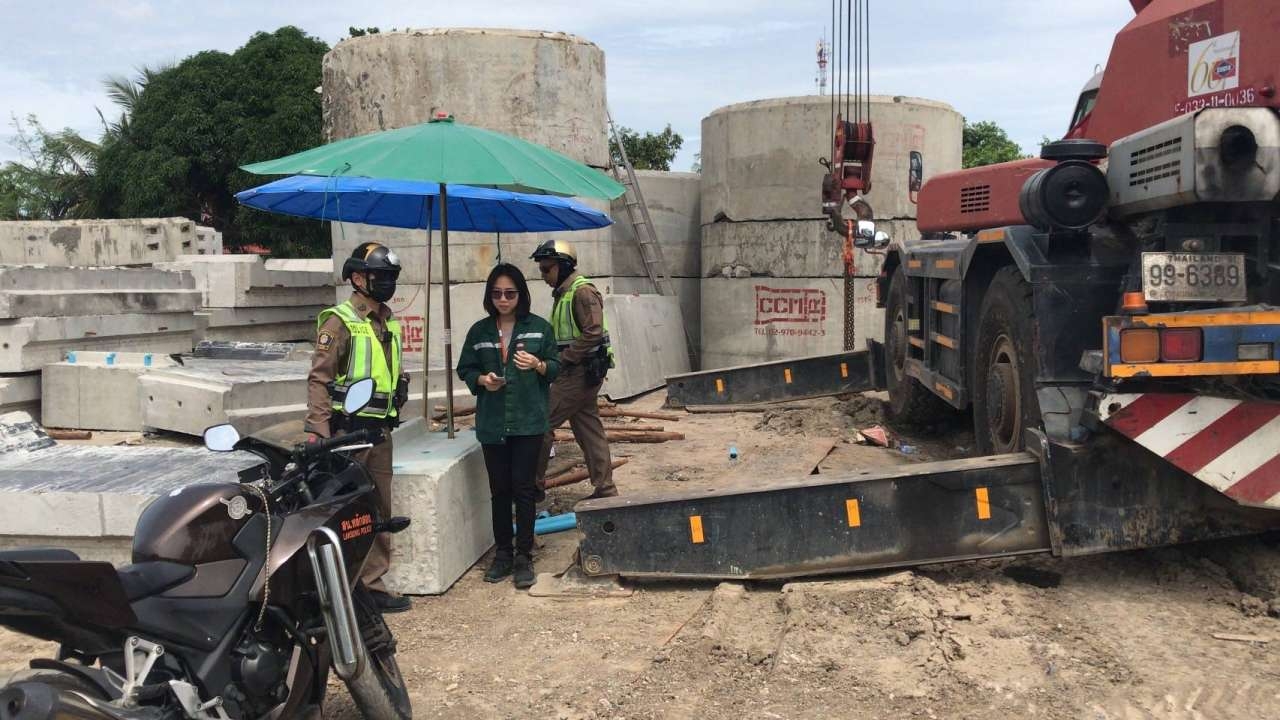 ระทึก แผ่นคอนกรีตประกอบอุโมงค์ส่งน้ำล้มทับโฟร์แมนดับ คนงานเจ็บ