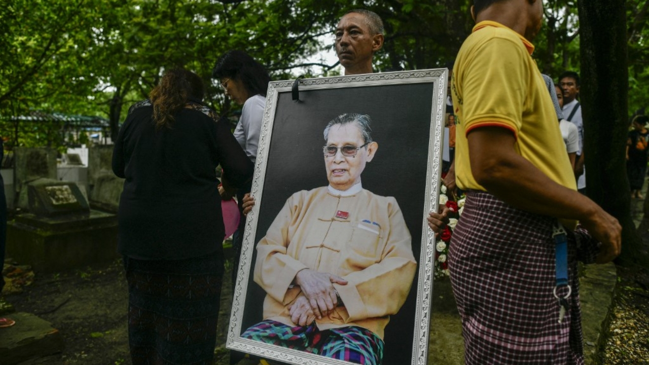 ชาวเมียนมาร่วมงานศพถิ่น อู ผู้ร่วมก่อตั้งพรรคเอ็นแอลดี