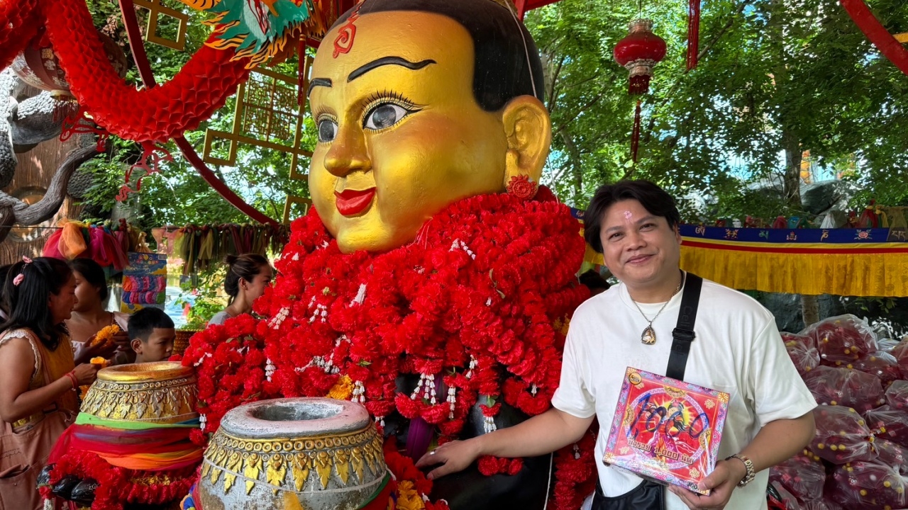 นักร้องชื่อดัง มาไหว้ขอพร "กุมารทองเจ้าสัวเฮง" แถมได้ "เลขเด็ด" ปลายประทัด