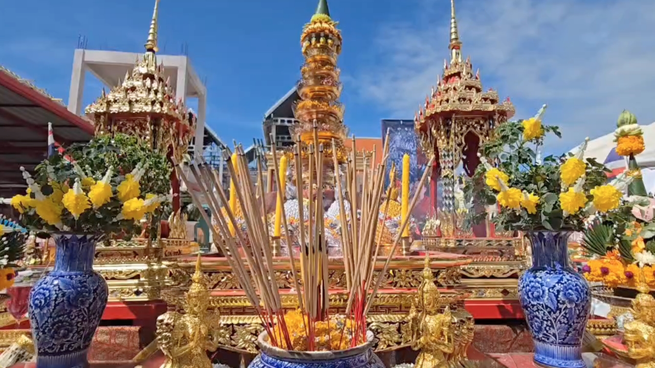 สาธุชนฮือฮา ส่อง "เลขเด็ด" หางประทัด พิธีบวงสรวงวัดดัง ลุ้นงวด 16/6/67