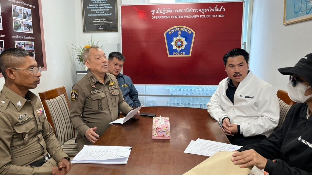 ชายอ้างเป็นตำรวจ กระทืบ ดร.หญิงกระทรวงเกษตรฯ ขู่โยนลงบ่อไอ้เข้ ติดต่อมอบตัว