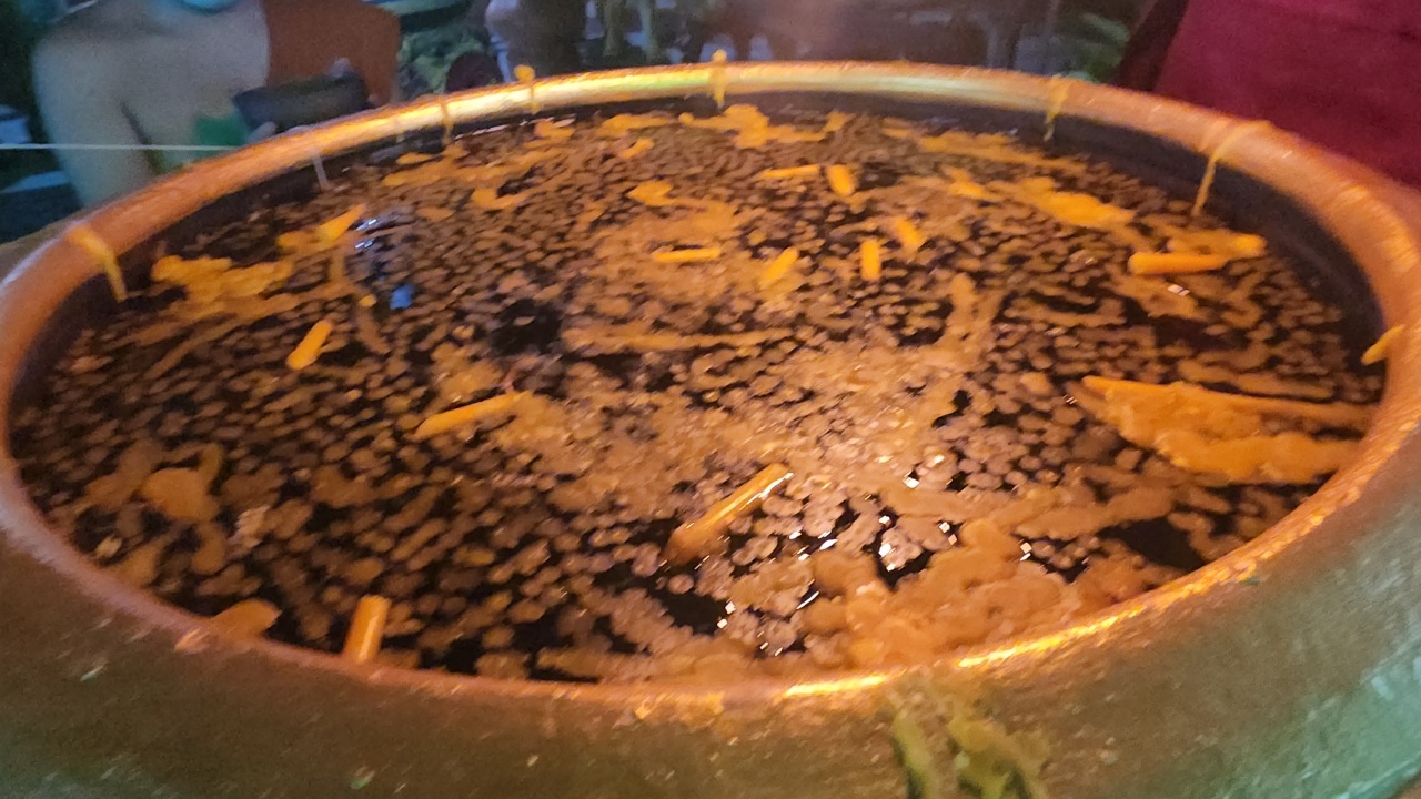 ชาวบ้านร่วมพิธีสะเดาะเคราะห์ต่อชะตา ไม่ลืมส่อง "เลขเด็ด" อ่างน้ำมนต์ ไปลุ้นโชค