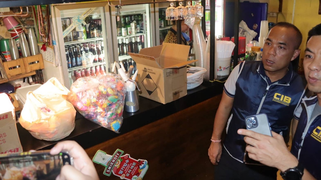 อันตรายแก๊สหัวเราะ บช.ก.ลุยตรวจร้านถนนข้าวสาร พบใช้ต่างด้าวยืนขาย 