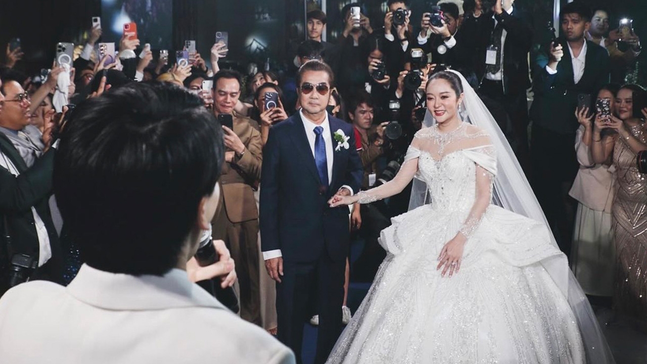 เพิ่งรู้ ดาราสาว กว่าจะได้แต่งกับ เศรษฐีหมื่นล้าน พ่อต้องแอบติด GPS ที่รถ