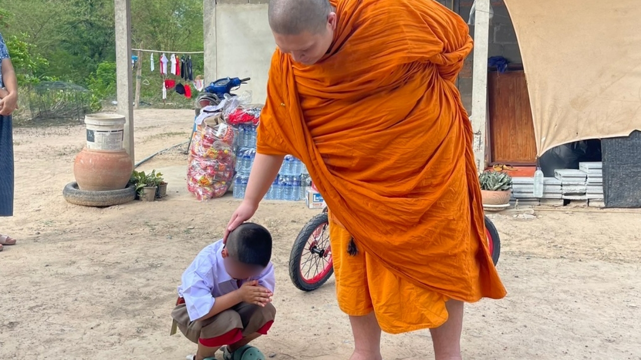 ชื่นชมพระอาจารย์วัดดัง รับอุปถัมภ์เด็ก 7 ขวบ อยู่ตามลำพัง ขอส่งเสียจนจบ ม.6