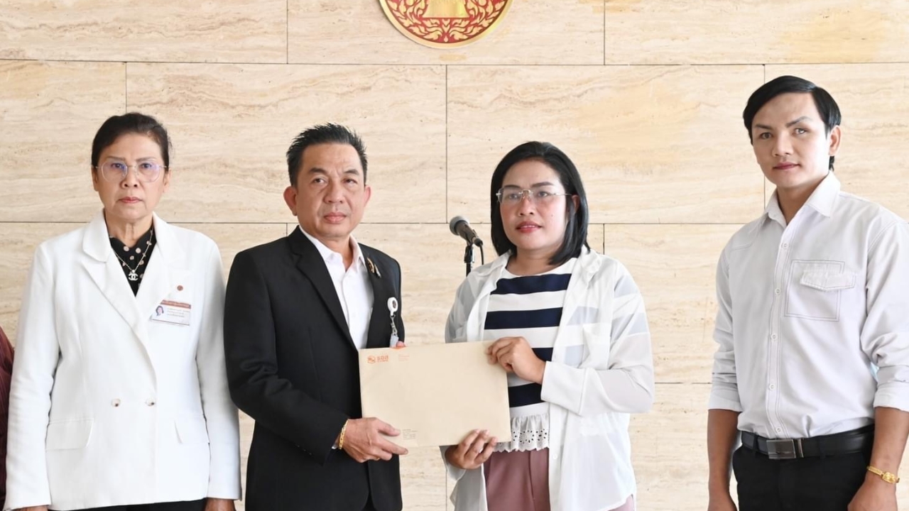 ชาวบ้าน จ.อุบลฯ ร่ำไห้ ร้อง “วันนอร์-ทวี” ถูกนายทุนก่อสร้างหลอก จนไร้ที่อยู่