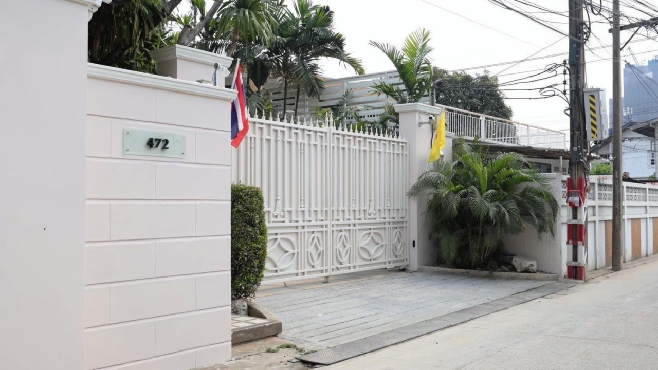 "บ้านจันทร์ส่องหล้า" เคลื่อนไหว รถตู้ "ทักษิณ" ปิดม่าน ออกนอกบ้านพัก