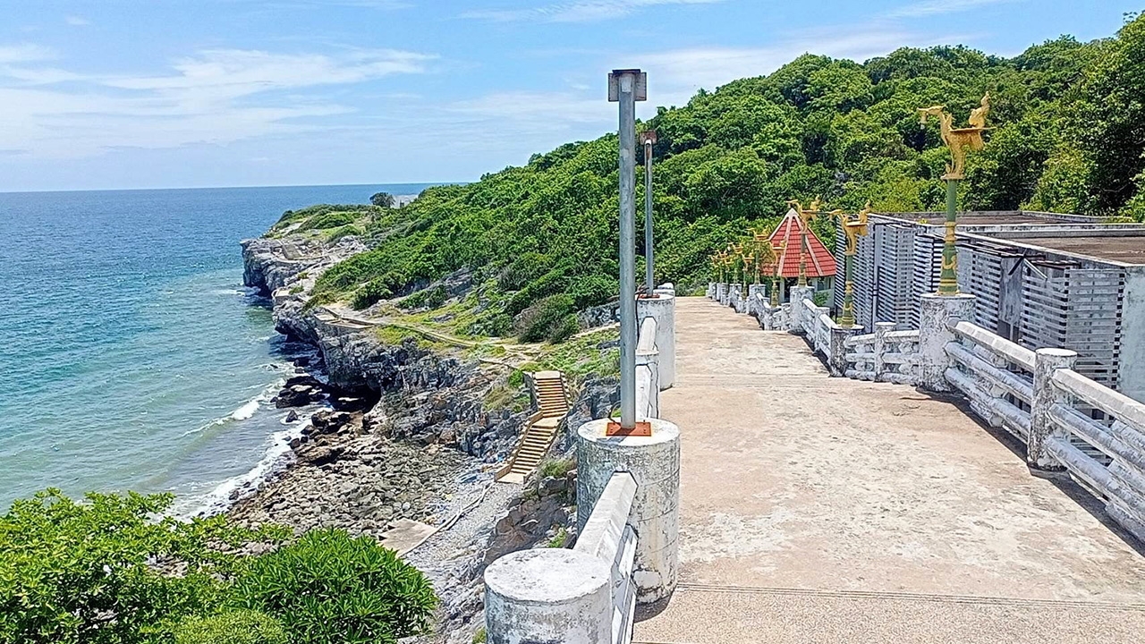 ญาติคาใจไม่เผาศพ ผช.พยาบาลสาว พบดับเปลือย ทะเลเกาะสีชัง! ตร.จ่อสรุป โดดหน้าผาเอง