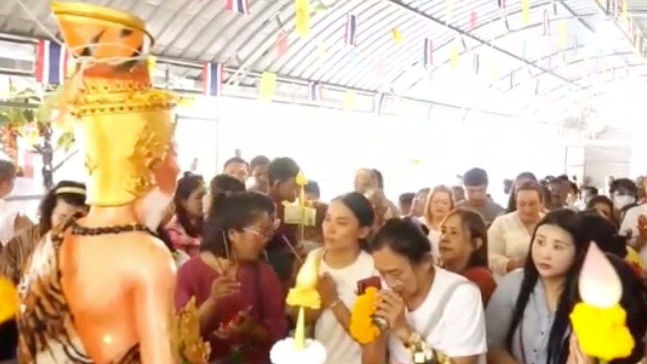 คอหวยแห่ส่อง "เลขเด็ดงวดนี้" จากหางประทัด พิธีบวงสรวง "พ่อแก่พันล้าน"