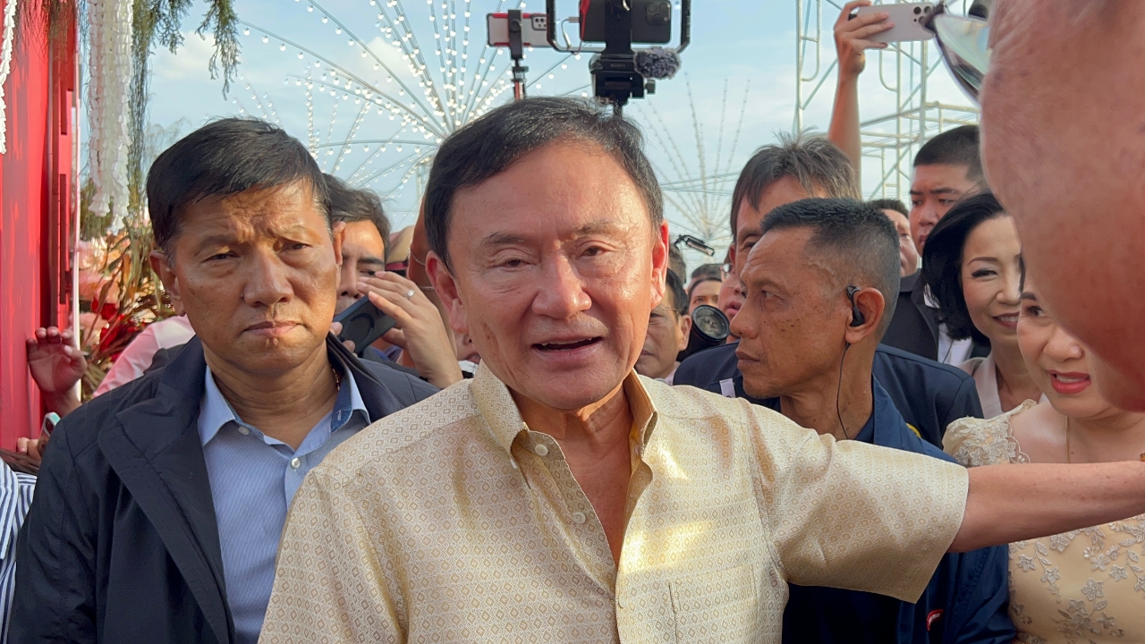 “ทักษิณ” มั่นใจ รัฐบาลแจงศาล รธน.ได้-ขึ้นเวทีงานบวช อ้อนเสื้อแดง กลับมาอยู่ด้วยกัน 