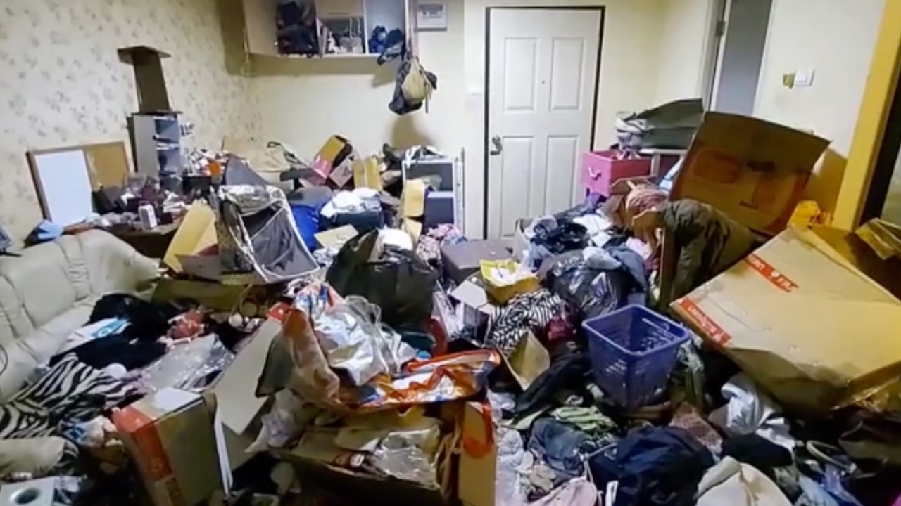 เจ้าของหอผงะ คนเช่าอาศัยอยู่เกือบ 4 ปี ติดต่อยาก ตัดสินใจเปิดห้องพบขยะเต็มห้อง