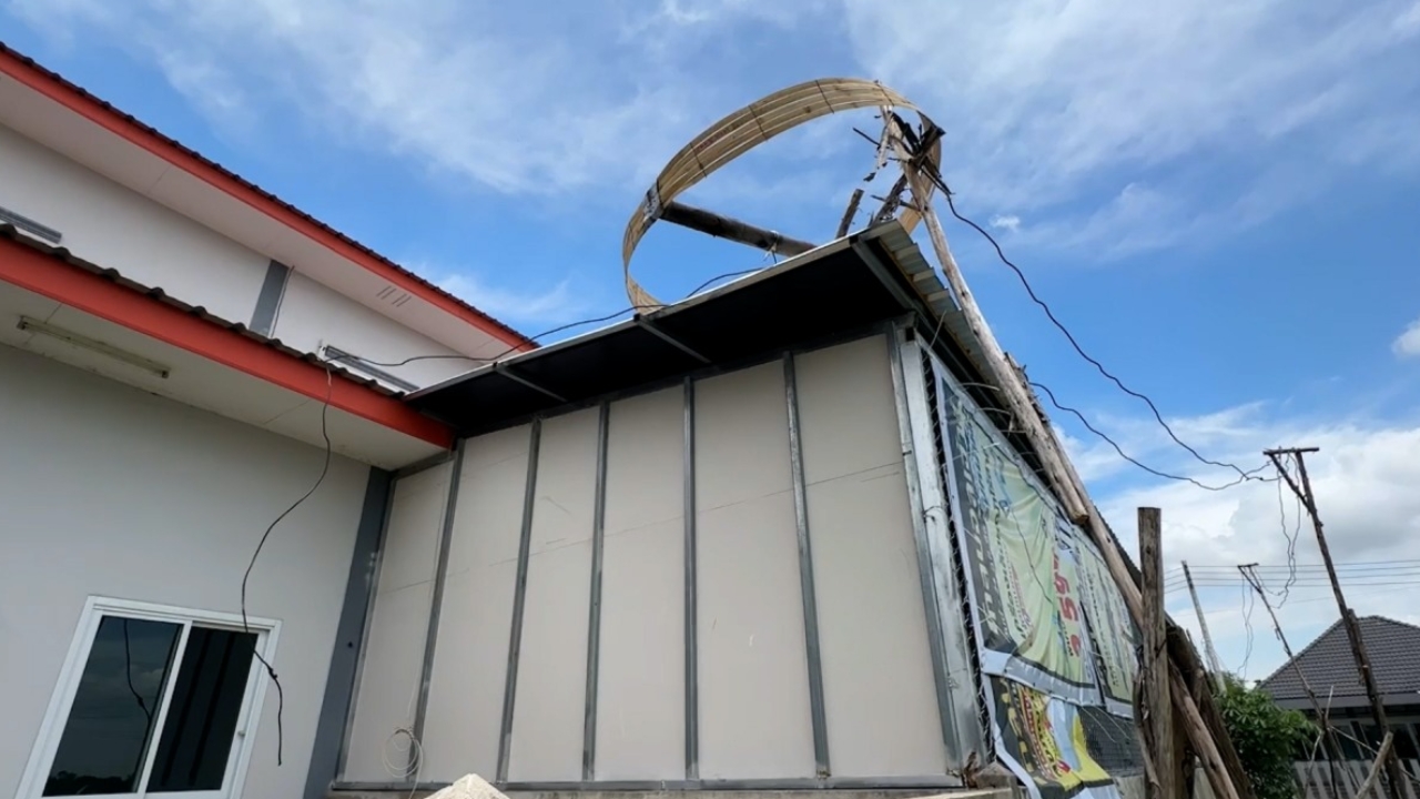 ตะไลจุดบูชาพญาแถน ลมพัดตกใส่บ้าน เจ้าของเชื่อจะโชคดี