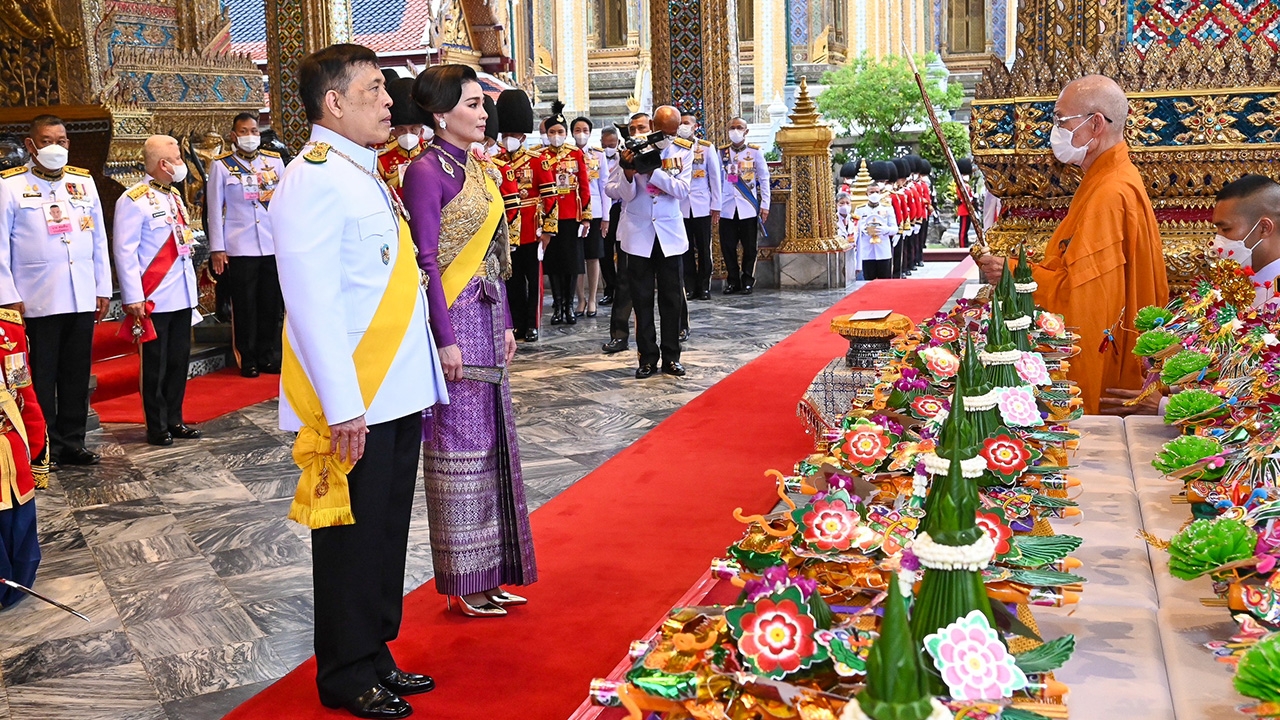 "ในหลวง" เสด็จฯ วันเฉลิมพระชนมพรรษา พระราชินี วัดพระแก้วและพระที่นั่งอมรินทรฯ 