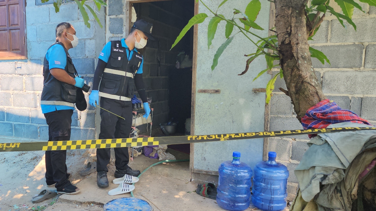 อุกอาจ "บุกฆ่าผู้ช่วยภารโรง" เคาะบ้าน-มีดแทงดับ ตร.เร่งหาเบาะแสล่าตัว 