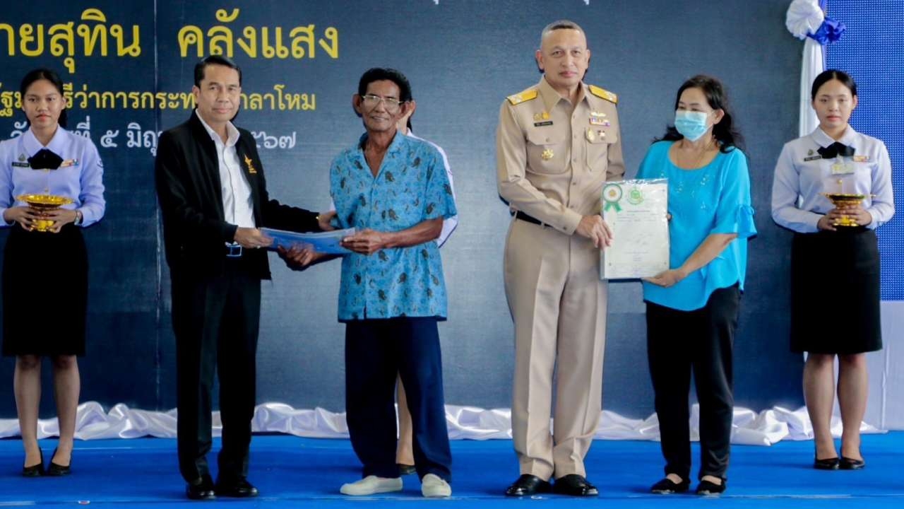 รมว.กห. ลงพื้นที่แหลมฟ้าผ่า มอบที่ดินทหารให้ ปชช.เข้าใช้ทำประโยชน์