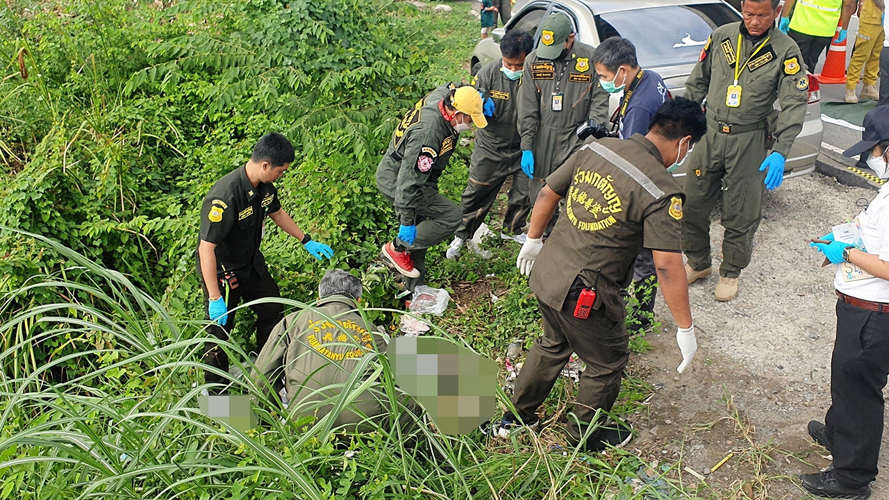 แทงคอ-ตัด 2 มือ นศ.สาวปี 1 ห่อศพเปลือยทิ้ง หมกกองขยะ แฟนหนุ่มหนี กรอกยาช็อก ช่วยทัน-รอด