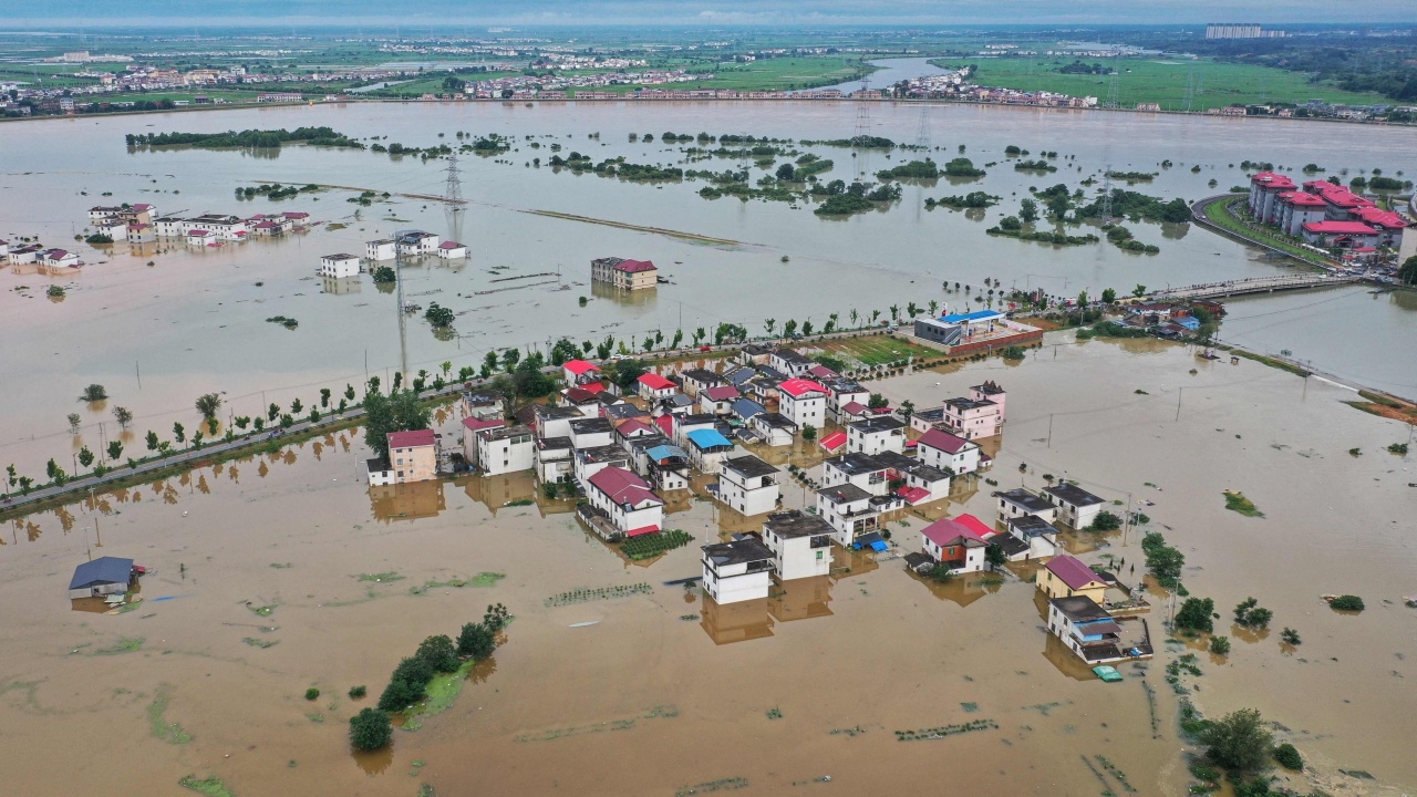 ฝนถล่มจีน อพยพประชาชนกว่า 240,000 คน