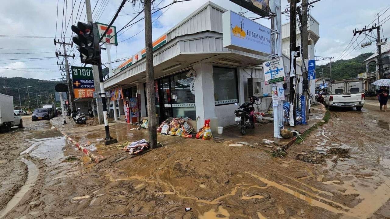 ชาวภูเก็ตเร่งทำความสะอาด หลังฝนหยุดตก พบหลายหลังคาเรือนเสียหายหนัก