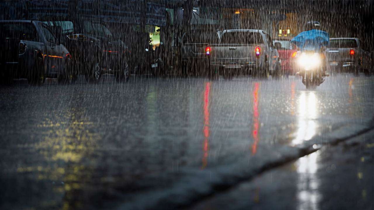 สภาพอากาศวันนี้ ฝนถล่มทั่วไทย ตกหนัก ฟ้าคะนอง กทม.ชุ่มฉ่ำร้อยละ 60