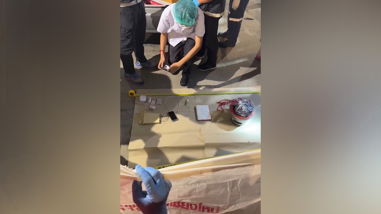 "ครอบครัวเศร้า" รอรับศพ จนท.พบไดอารี่-ยาซึมเศร้าในรถ "ครูแบงค์"