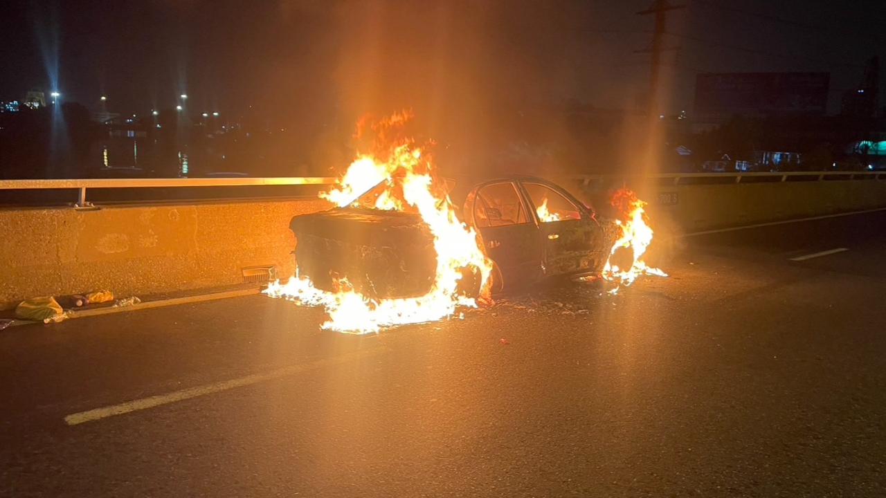 ระทึกบนทางด่วน ไฟไหม้รถเก๋ง เผาวอดทั้งคัน คาดเครื่องยนต์ขัดข้อง