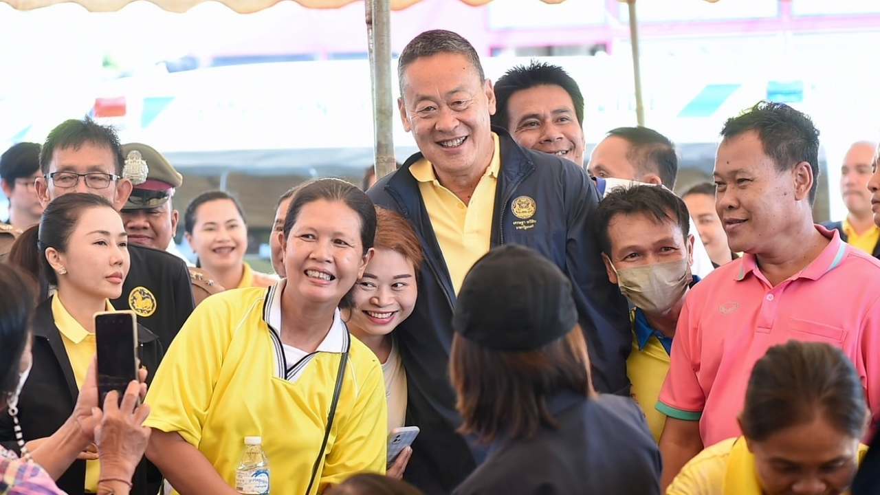 “เศรษฐา” ลุยอุบลฯ ติดตามงาน ประชาชนตื่น งูเลื้อยเข้าเต็นท์ขณะมารอนายกฯ