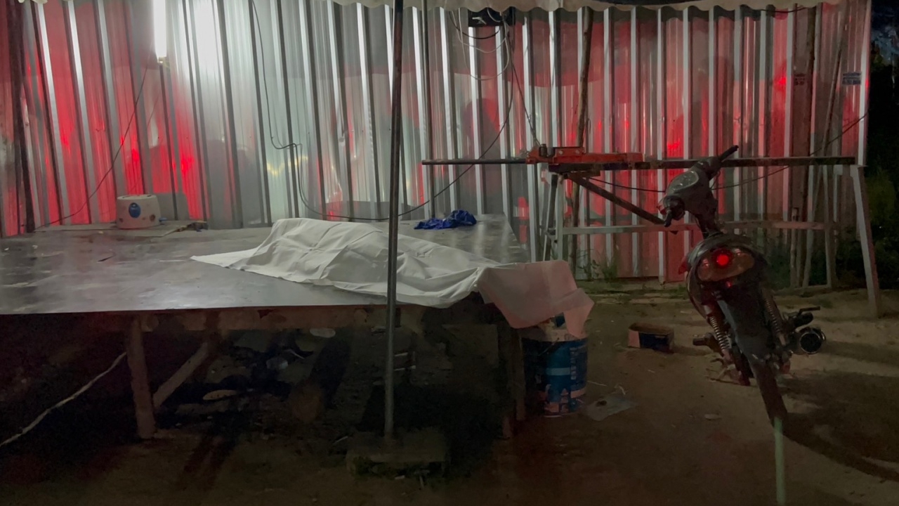 รุมฆ่าแรงงานหนุ่ม บีบคอ กดหน้าจมทราย คนงานหนีหายหมดแคมป์