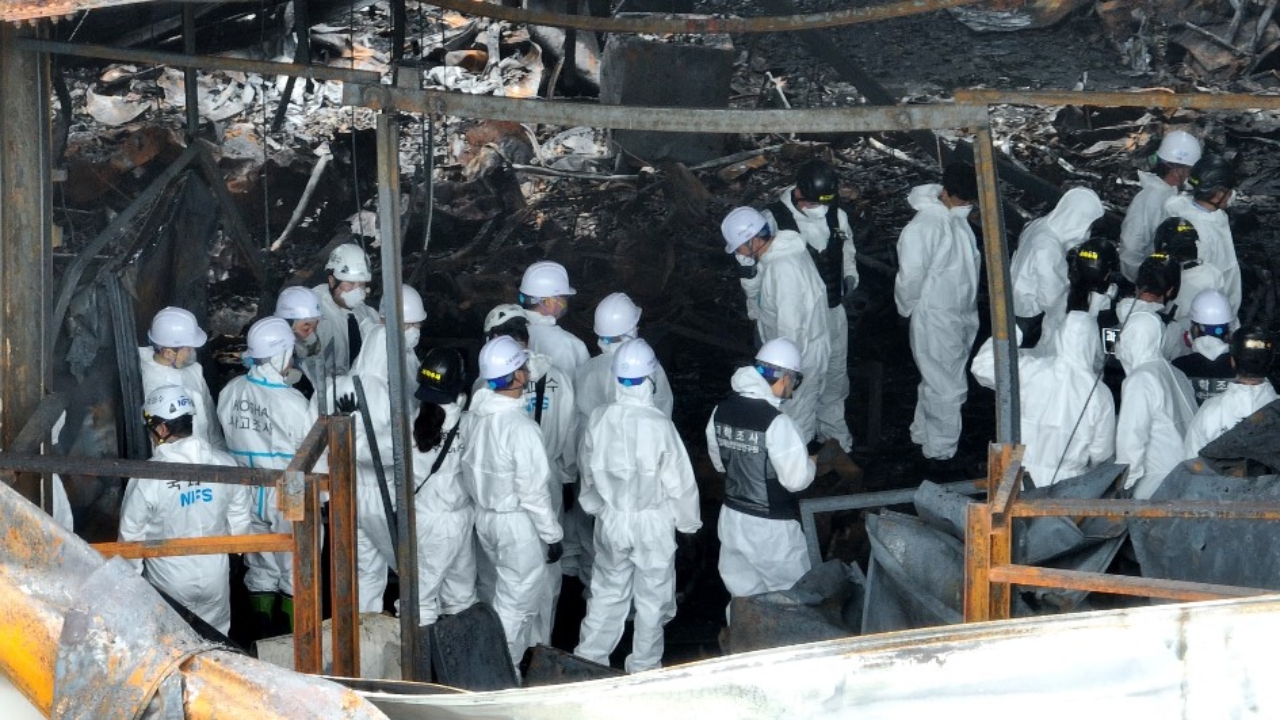 เผยภาพนาทีแบตเตอรี่ระเบิดในโรงงานเกาหลีใต้ ไฟลุกไหม้ลามใน 42 วินาที (คลิป)